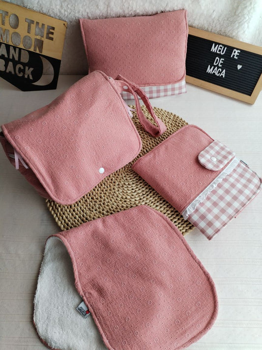 Conjunto Bolsa fraldas e toalhitas, muda fraldas e porta documentos - Musselina Bordada Floral Rosa Velho Escuro