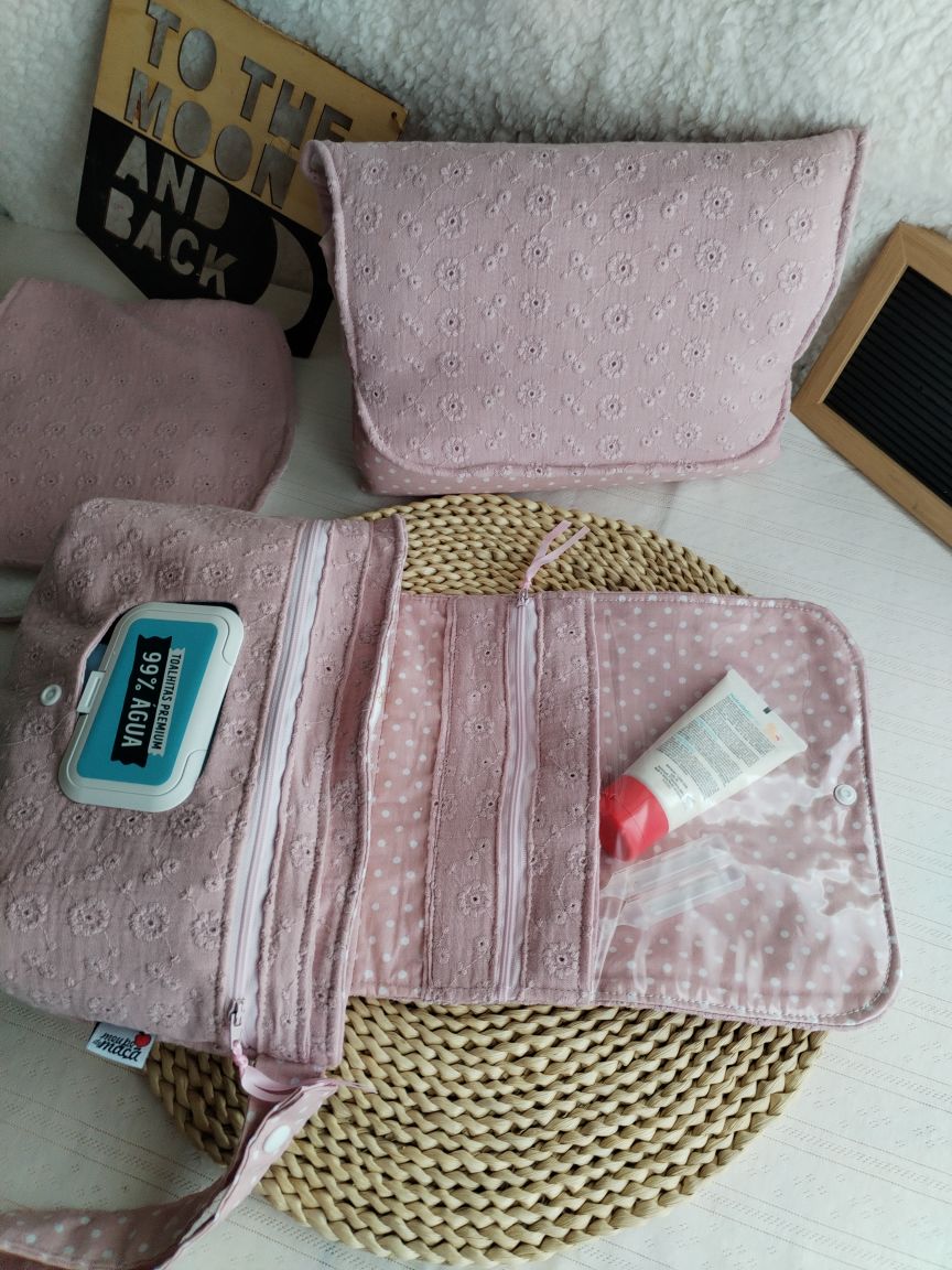 Conjunto Bolsa fraldas e toalhitas, muda fraldas e porta documentos - Musselina Bordada Floral Rosa Velho Claro