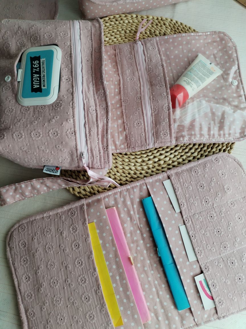 Conjunto Bolsa fraldas e toalhitas, muda fraldas e porta documentos - Musselina Bordada Floral Rosa Velho Claro