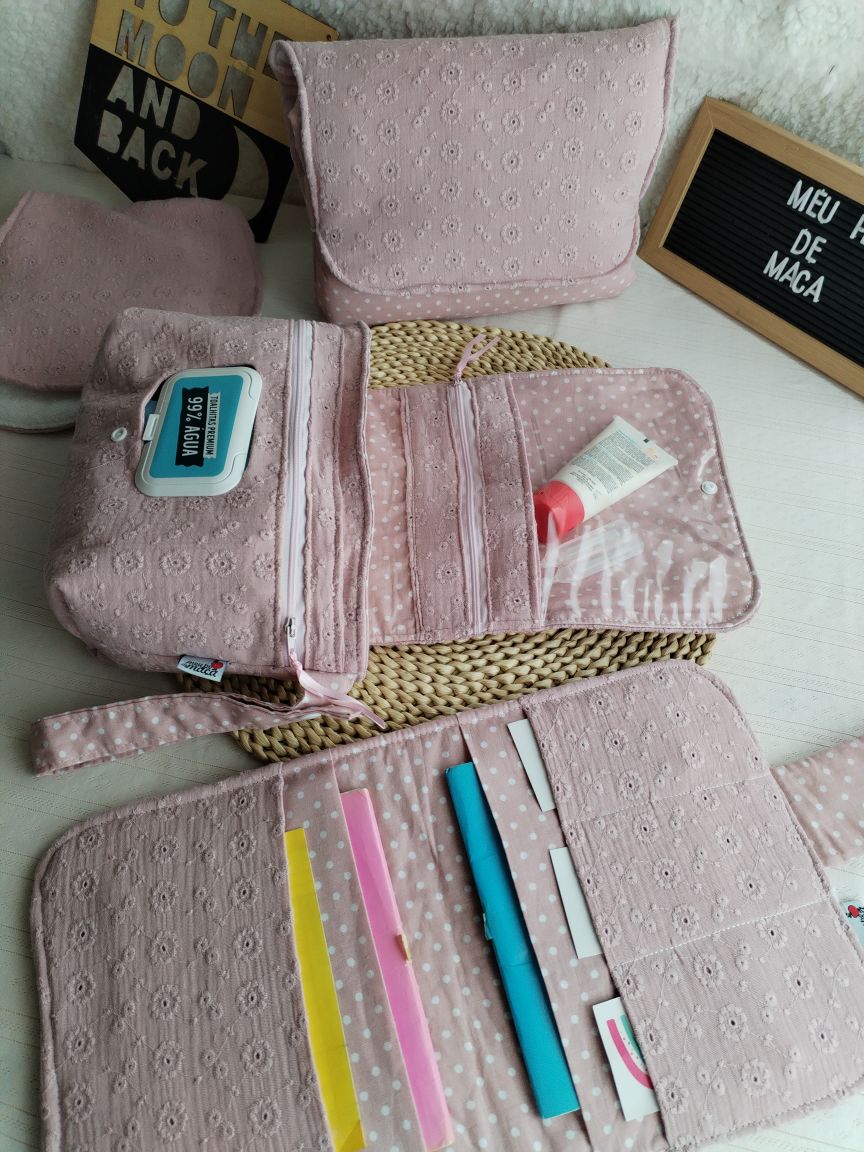 Conjunto Bolsa fraldas e toalhitas, muda fraldas e porta documentos - Musselina Bordada Floral Rosa Velho Claro