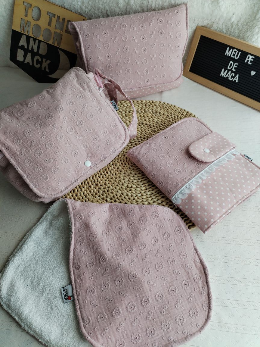 Conjunto Bolsa fraldas e toalhitas, muda fraldas e porta documentos - Musselina Bordada Floral Rosa Velho Claro