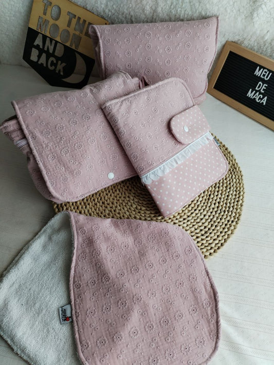 Conjunto Bolsa fraldas e toalhitas, muda fraldas e porta documentos - Musselina Bordada Floral Rosa Velho Claro