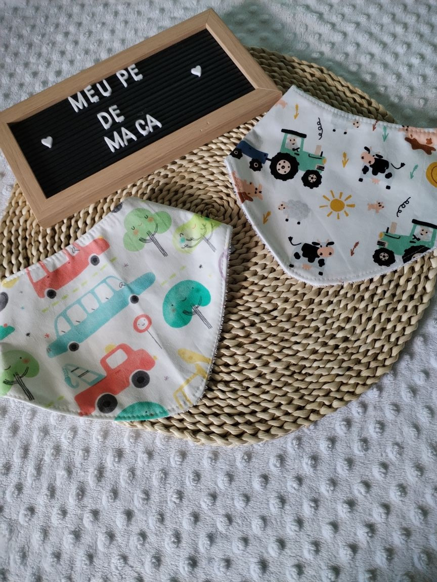 Conjunto 2 Babetes Bandana - Carros e Quinta - Meu Pé de Maçã 