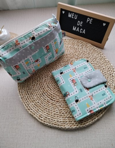 Conjunto Bolsa Organizadora e Porta Documentos Carrinhos - Meu Pé de Maçã 