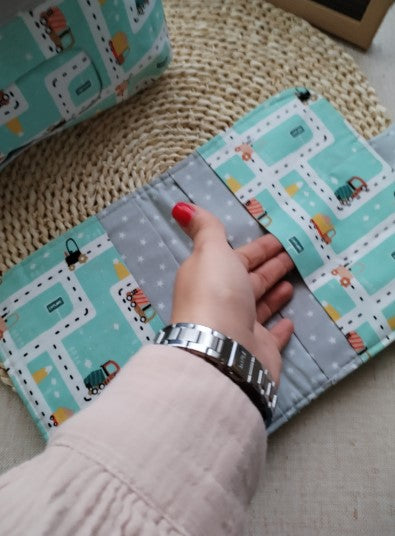 Conjunto Bolsa Organizadora e Porta Documentos Carrinhos - Meu Pé de Maçã 