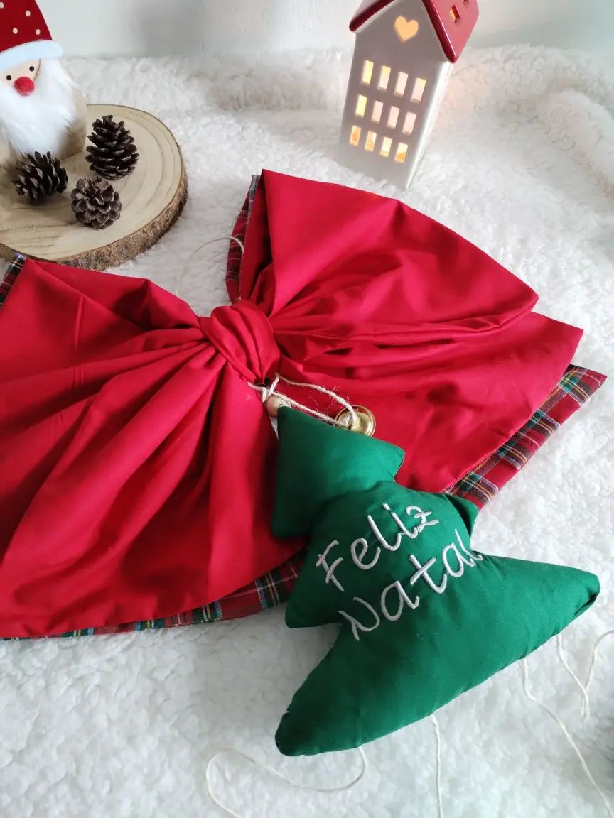 Laço de Natal artesanal para porta — com árvore e guizo - Meu Pé de Maçã 