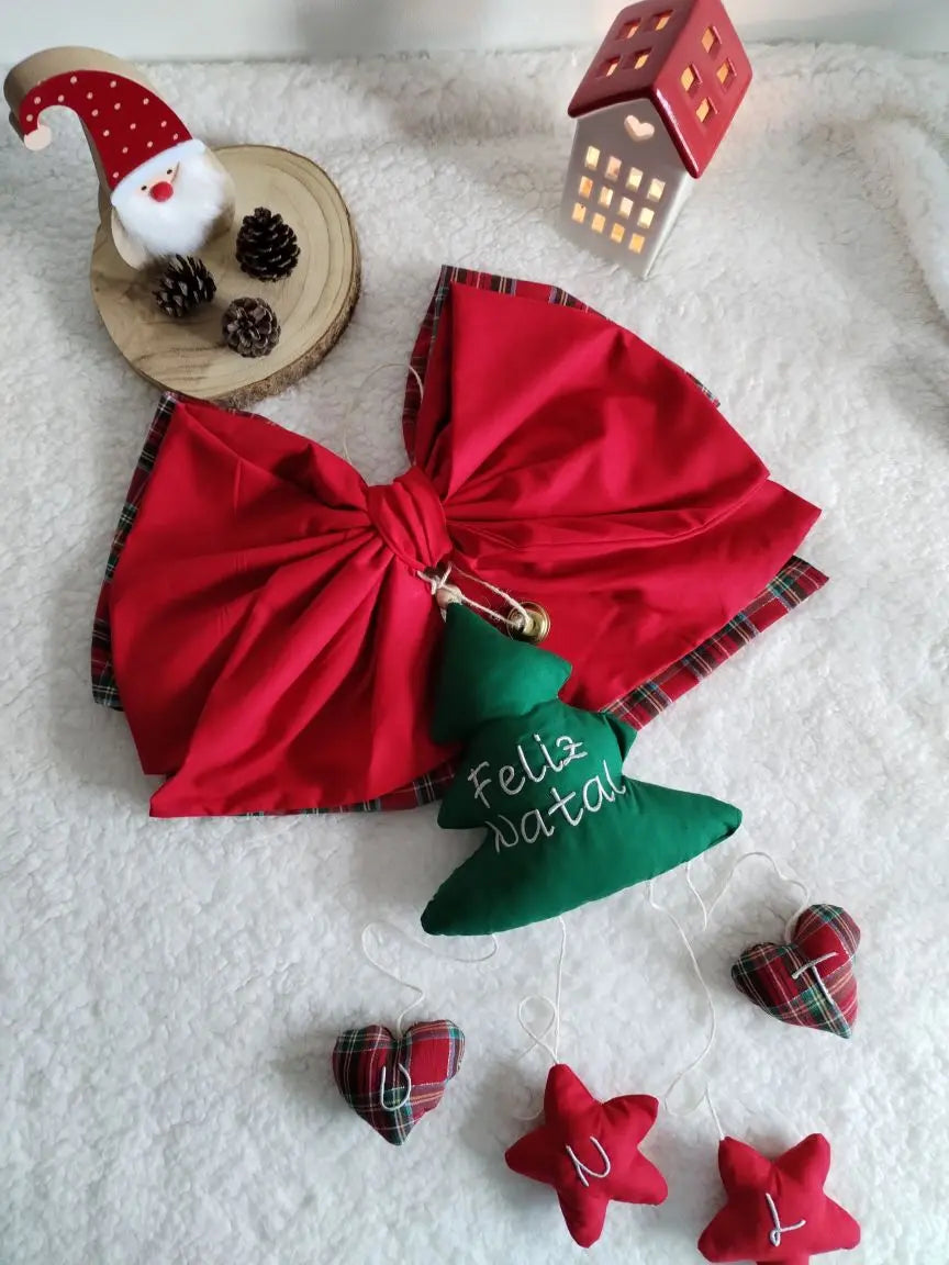 Laço de Natal artesanal para porta — com árvore e guizo - Meu Pé de Maçã 