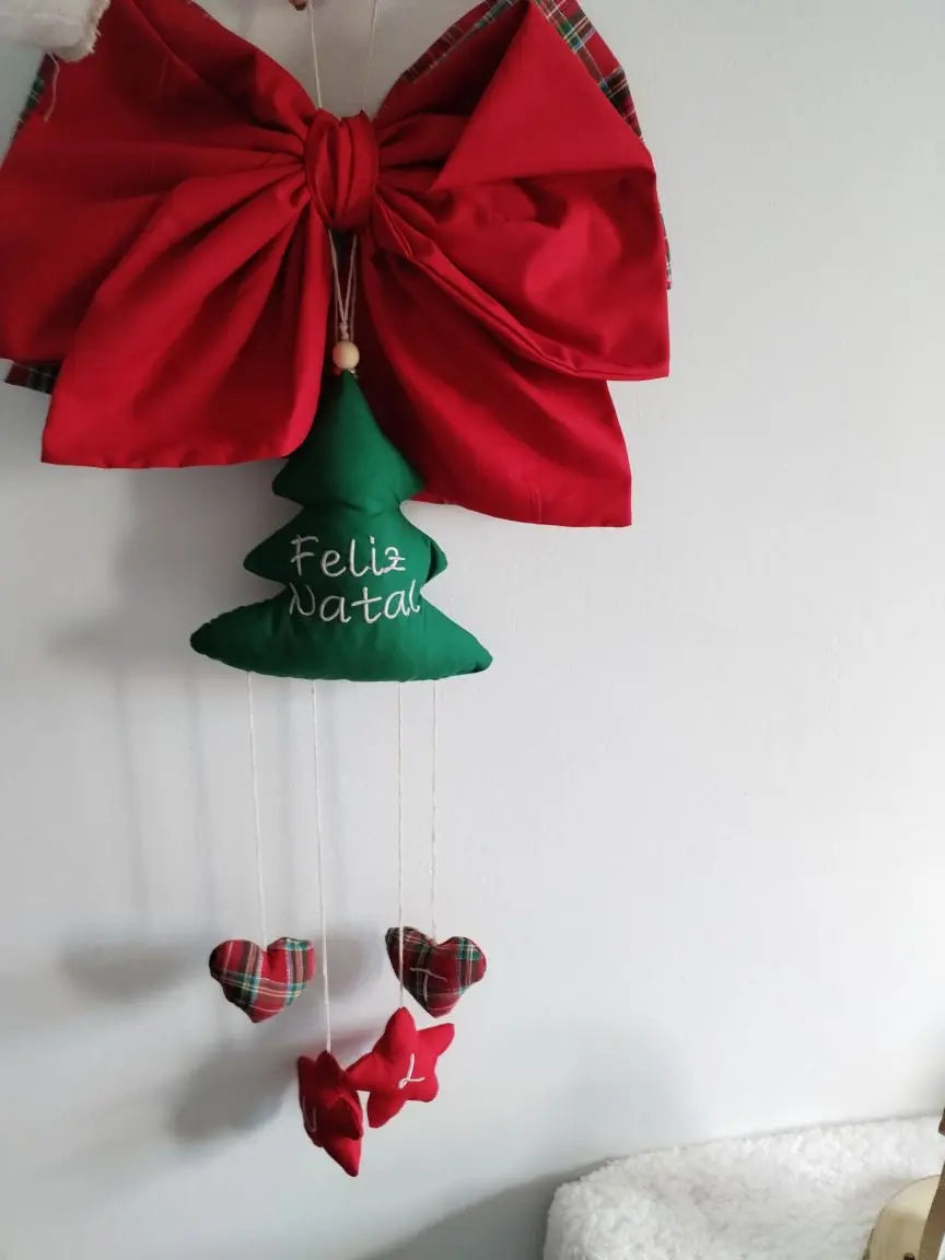 Laço de Natal artesanal para porta — com árvore e guizo - Meu Pé de Maçã 