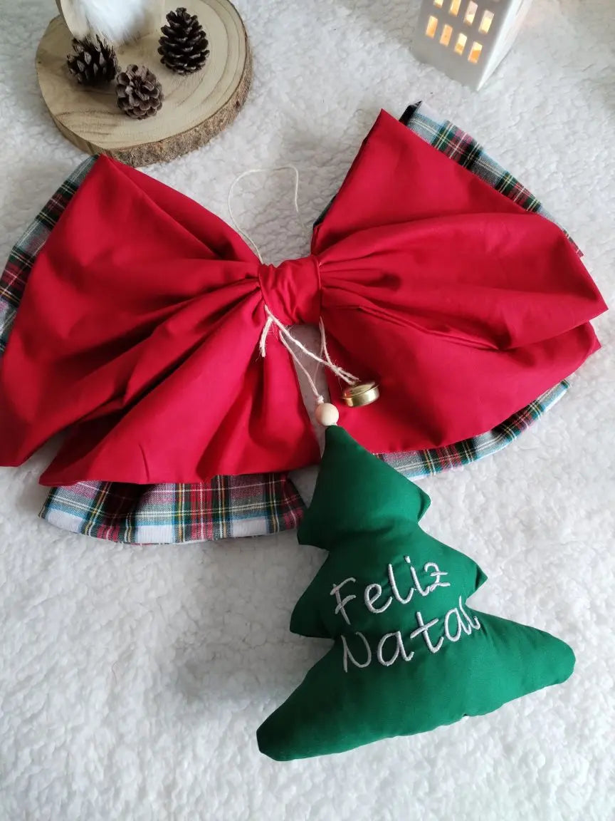 Laço de Natal artesanal para porta — com árvore e guizo - Meu Pé de Maçã 