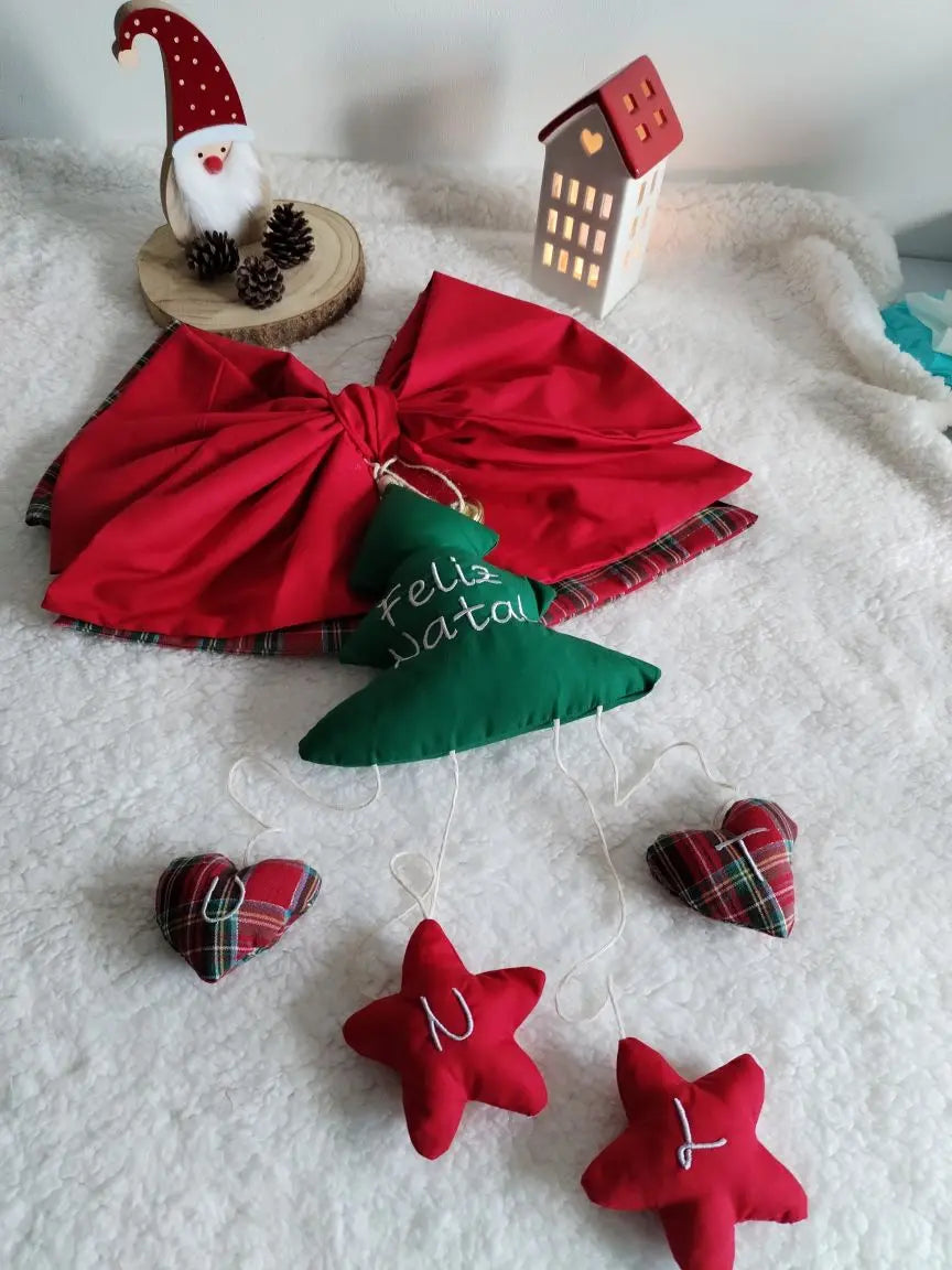 Laço de Natal artesanal para porta — com árvore e guizo - Meu Pé de Maçã 
