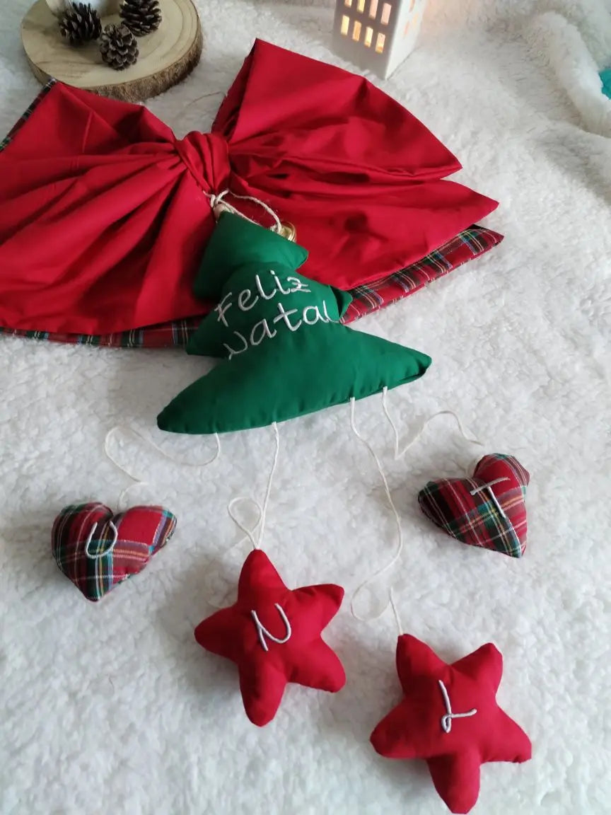 Laço de Natal artesanal para porta — com árvore e guizo - Meu Pé de Maçã 
