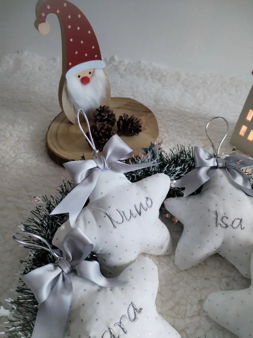 Estrela de Natal personalizada — com nome bordado - Brancas e Prateadas - Meu Pé de Maçã 