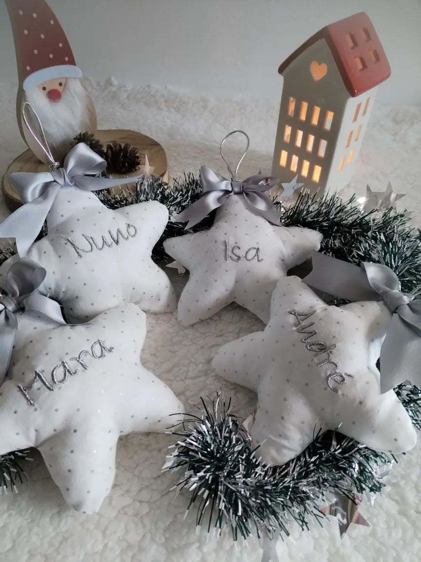 Estrela de Natal personalizada — com nome bordado - Brancas e Prateadas - Meu Pé de Maçã 