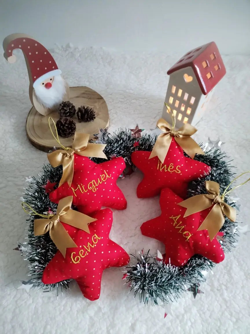 Estrela de Natal personalizada — com nome bordado - Vermelhas e Douradas - Meu Pé de Maçã 
