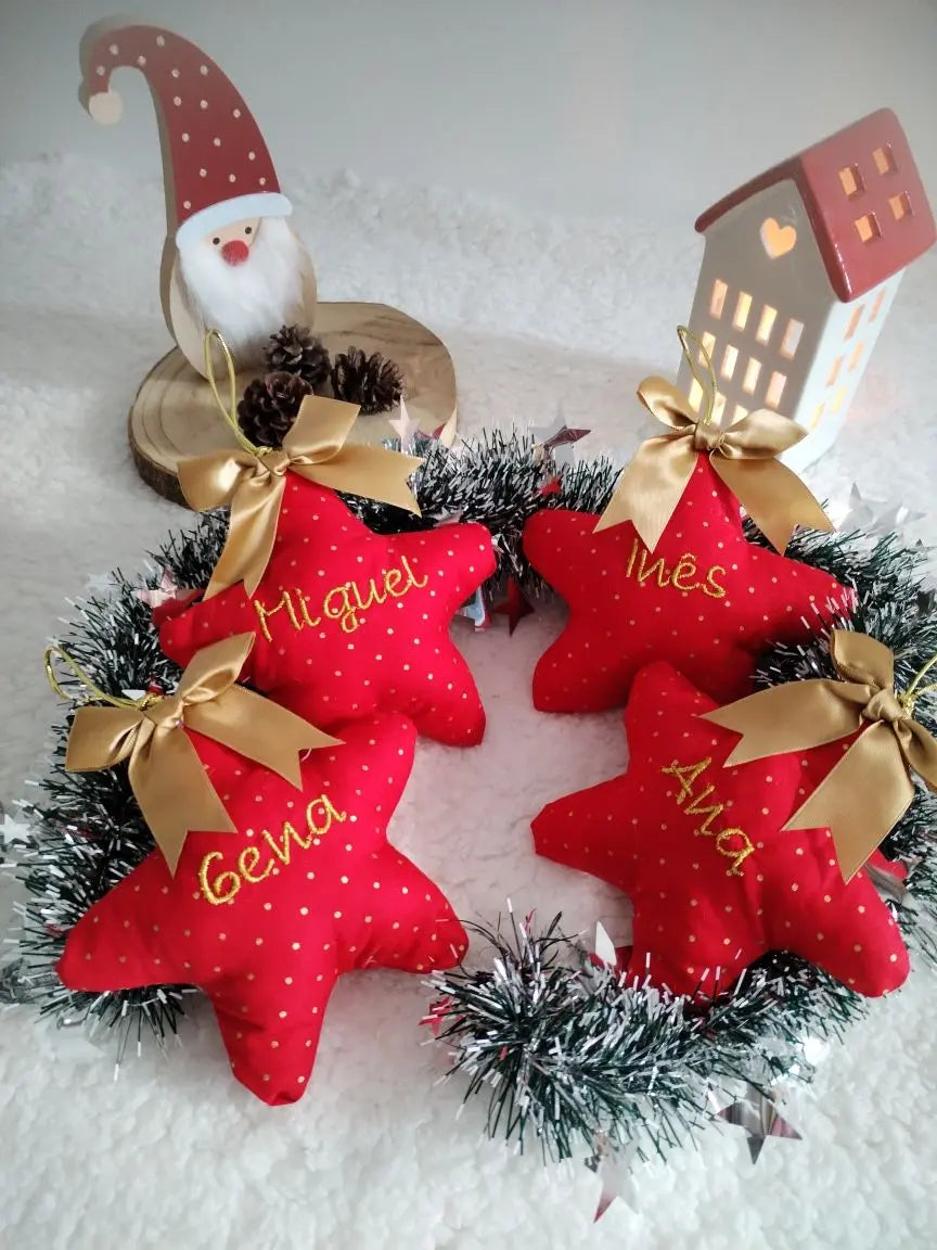 Estrela de Natal personalizada — com nome bordado - Vermelhas e Douradas - Meu Pé de Maçã 