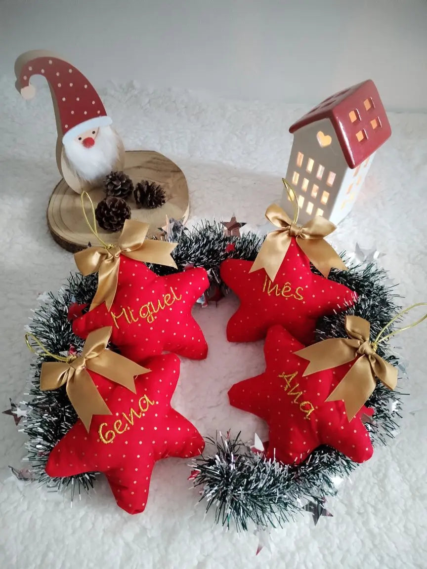 Estrela de Natal personalizada — com nome bordado - Vermelhas e Douradas - Meu Pé de Maçã 