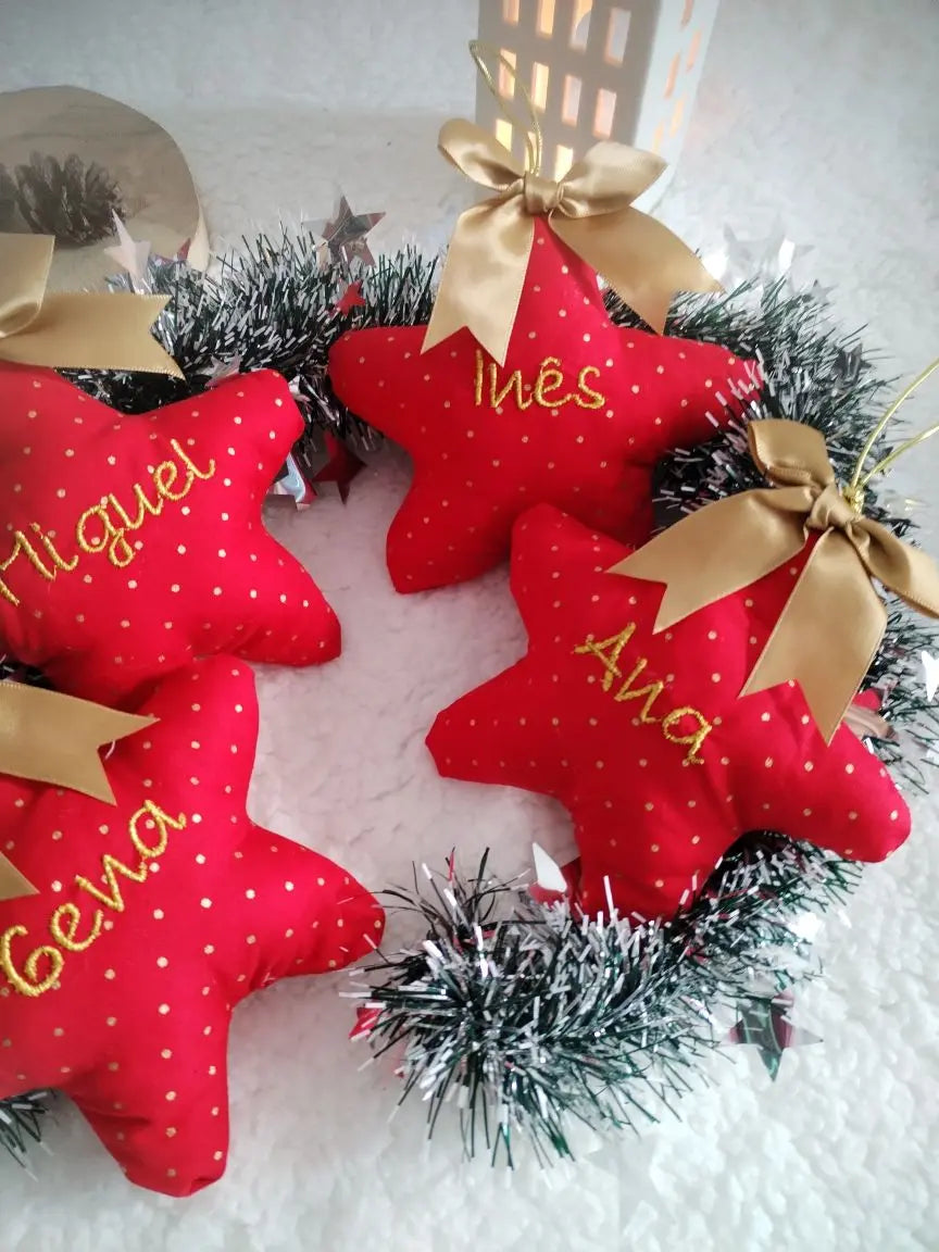 Estrela de Natal personalizada — com nome bordado - Vermelhas e Douradas - Meu Pé de Maçã 