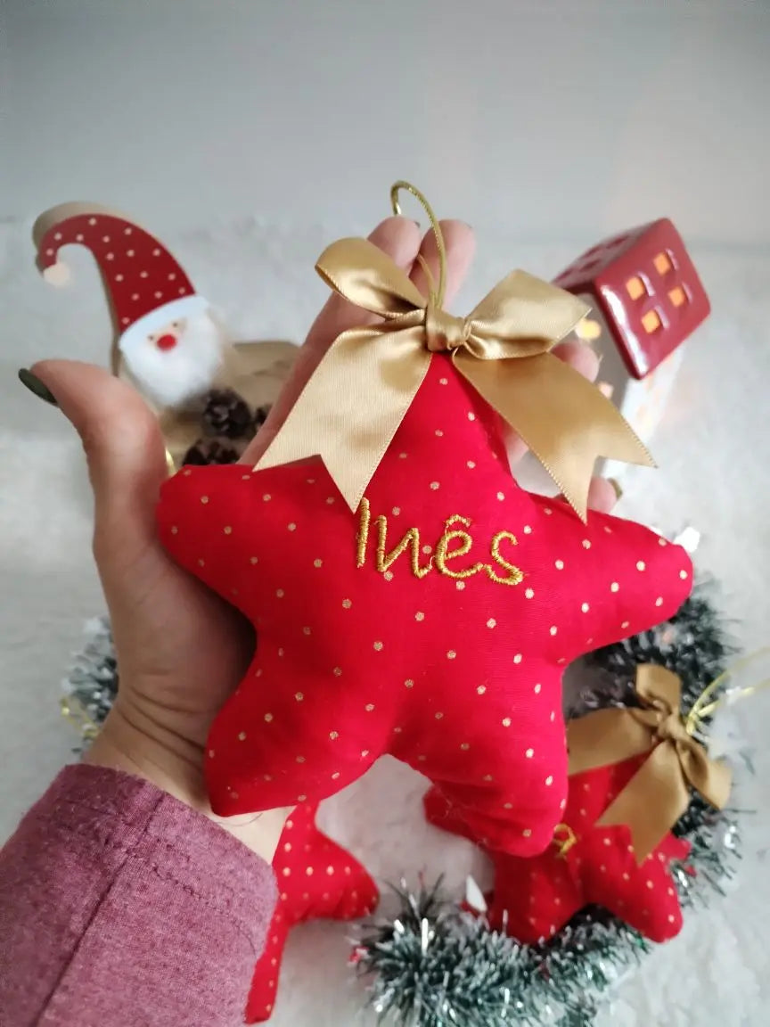Estrela de Natal personalizada — com nome bordado - Vermelhas e Douradas - Meu Pé de Maçã 