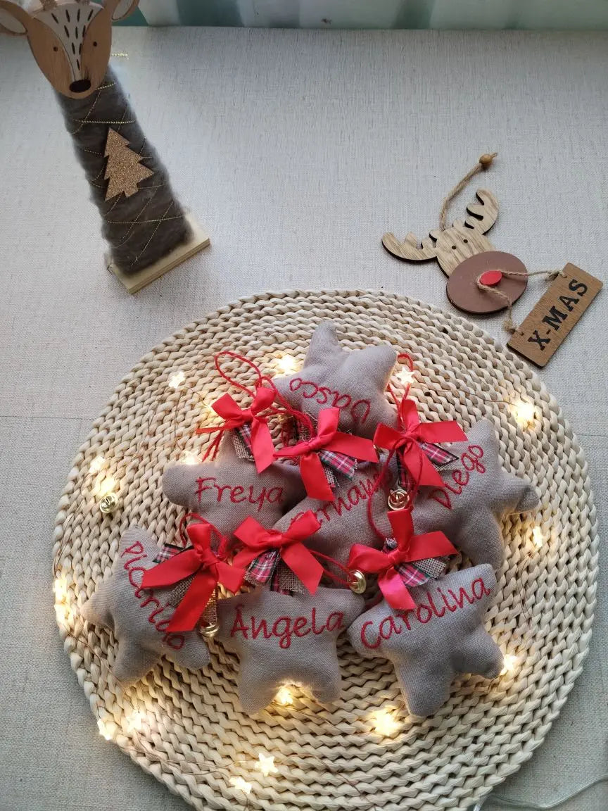 Estrela de Natal personalizada — com nome bordado - Bege e Vermelhas - Meu Pé de Maçã 