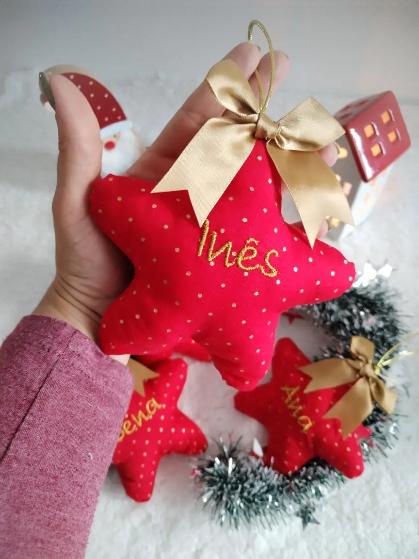 Estrela de Natal personalizada — com nome bordado - Vermelhas e Douradas - Meu Pé de Maçã 