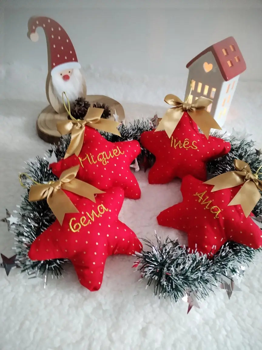 Estrela de Natal personalizada — com nome bordado - Vermelhas e Douradas - Meu Pé de Maçã 