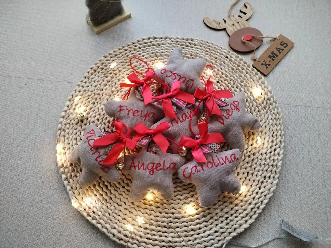 Estrela de Natal personalizada — com nome bordado - Bege e Vermelhas - Meu Pé de Maçã 
