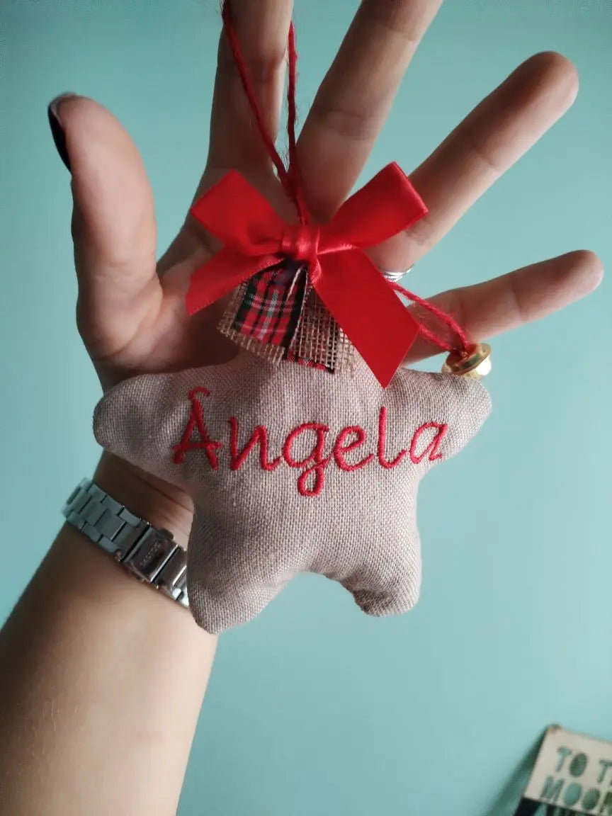 Estrela de Natal personalizada — com nome bordado - Bege e Vermelhas - Meu Pé de Maçã 