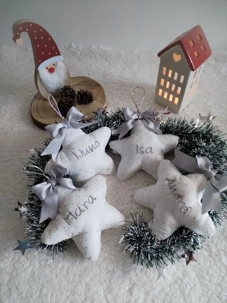Estrela de Natal personalizada — com nome bordado - Brancas e Prateadas - Meu Pé de Maçã 