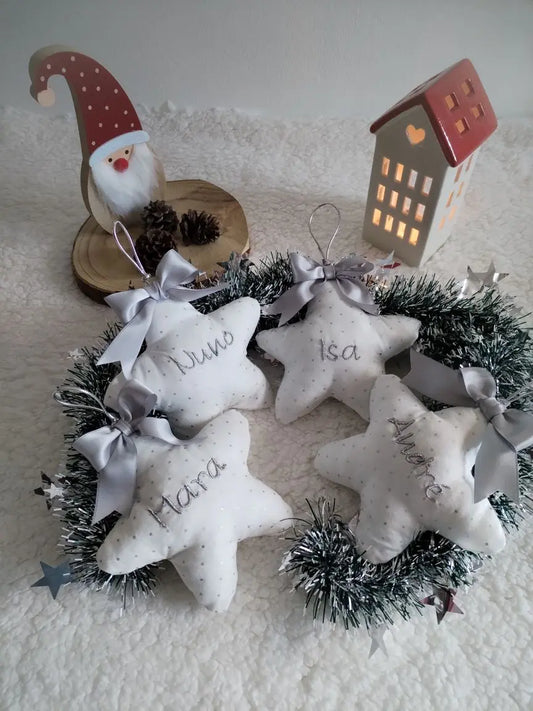Estrela de Natal personalizada — com nome bordado - Brancas e Prateadas - Meu Pé de Maçã 