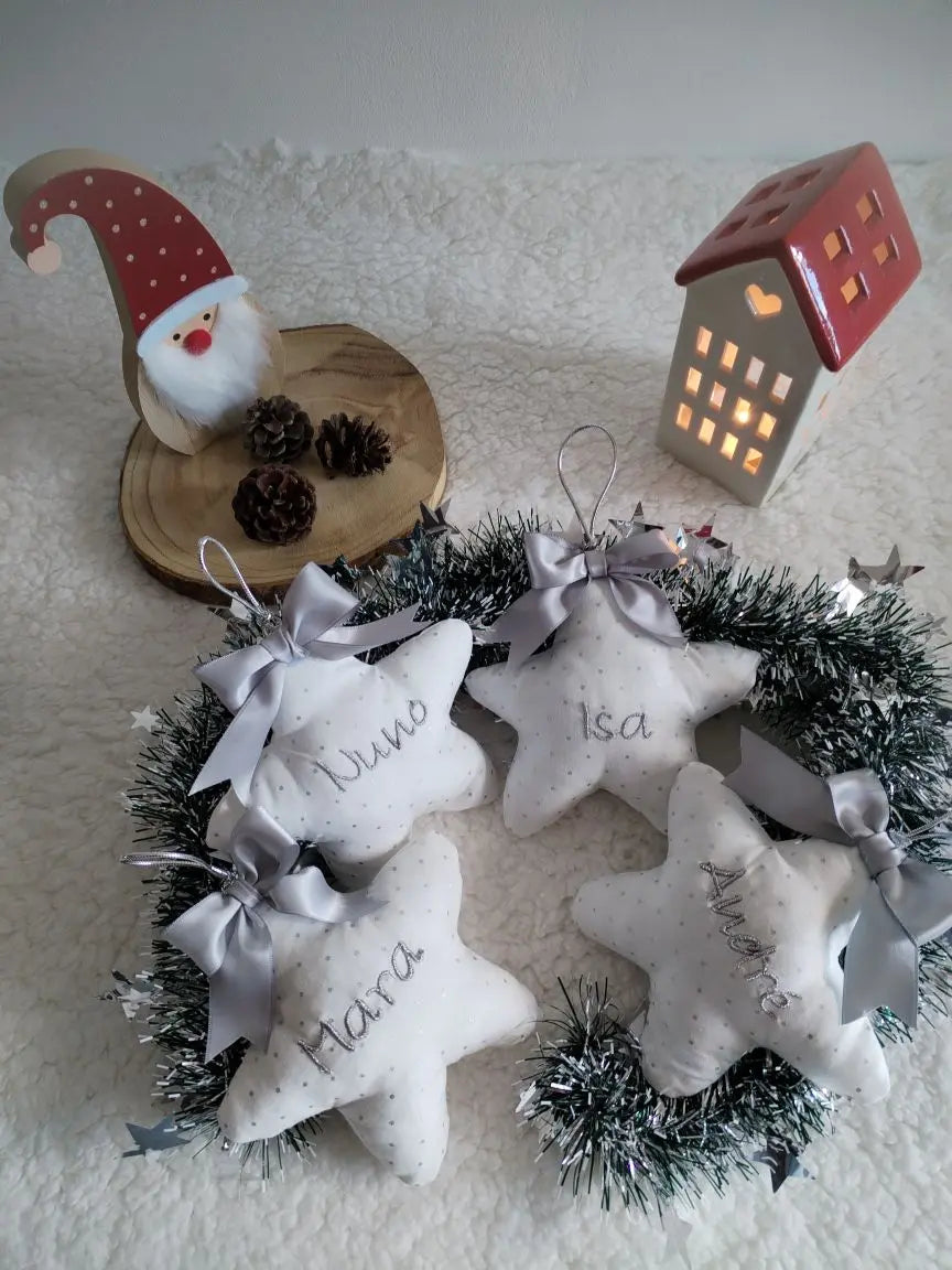Estrela de Natal personalizada — com nome bordado - Brancas e Prateadas - Meu Pé de Maçã 