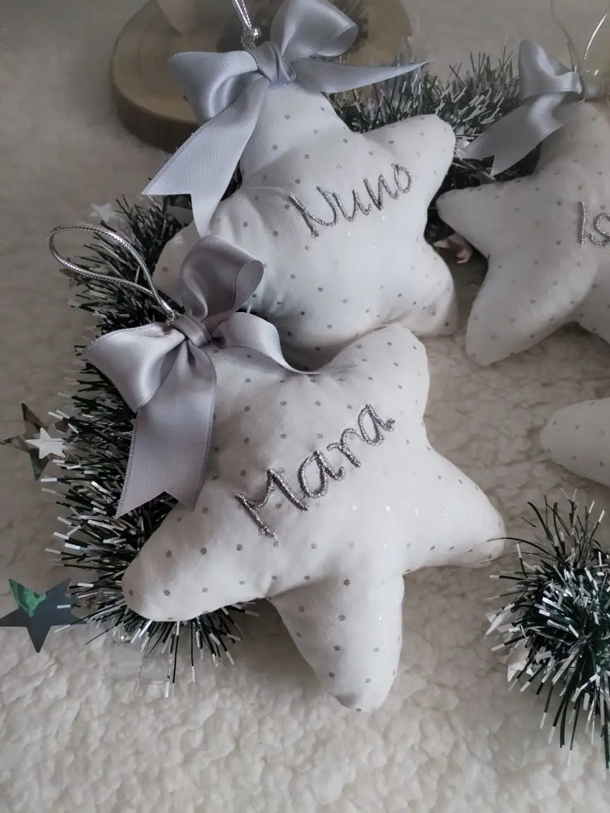 Estrela de Natal personalizada — com nome bordado - Brancas e Prateadas - Meu Pé de Maçã 