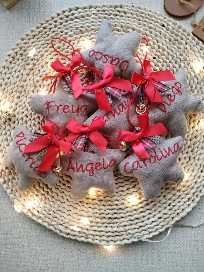 Estrela de Natal personalizada — com nome bordado - Bege e Vermelhas - Meu Pé de Maçã 