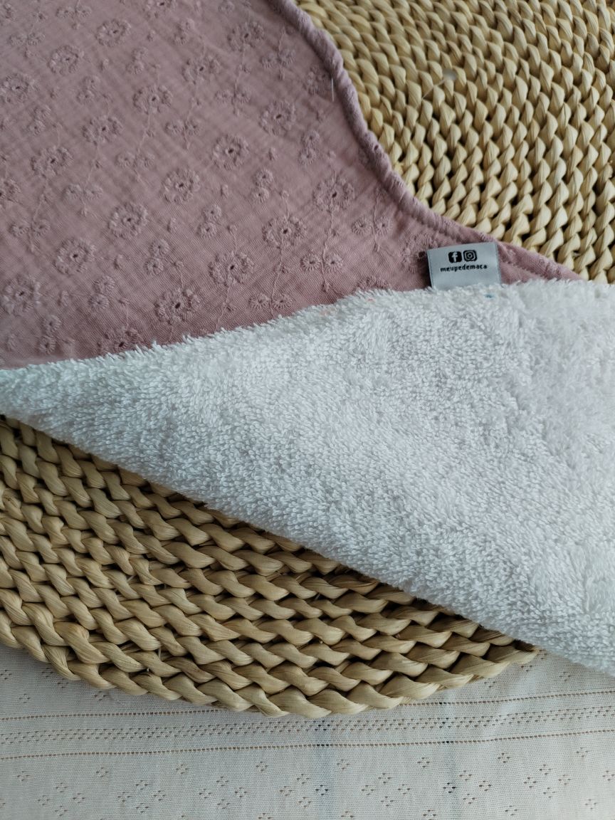 Conjunto Bolsa fraldas e toalhitas, muda fraldas e porta documentos - Musselina Bordada Floral Rosa Velho Claro