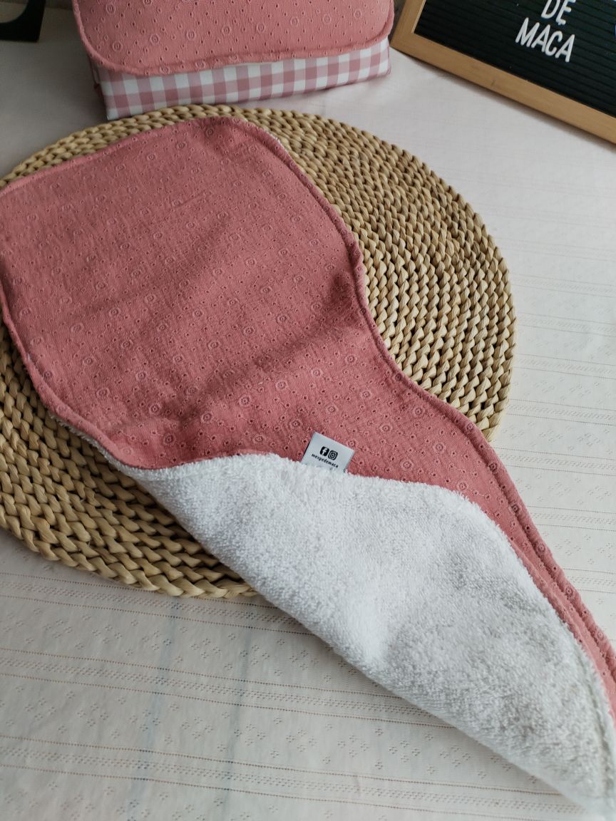 Conjunto Bolsa fraldas e toalhitas, muda fraldas e porta documentos - Musselina Bordada Floral Rosa Velho Escuro