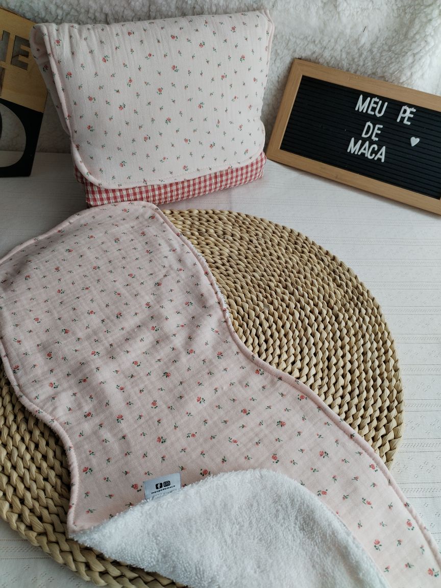 Conjunto Bolsa fraldas e toalhitas, muda fraldas e porta documentos - Musselina Floral Rosa