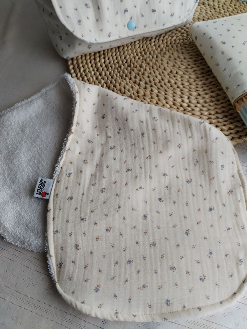 Conjunto Bolsa fraldas e toalhitas, muda fraldas e porta documentos - Musselina Floral Azul Claro