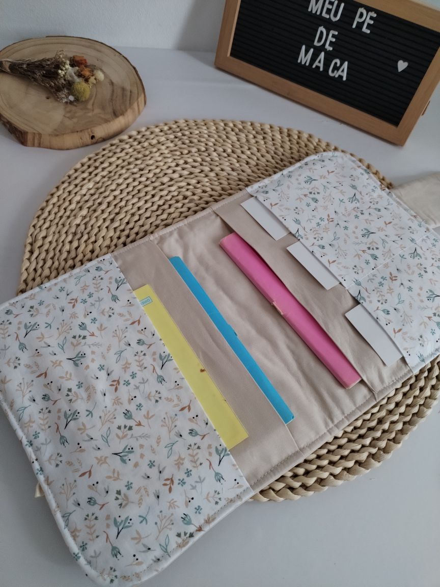 Presente bebé porta documentos artesanal floral 