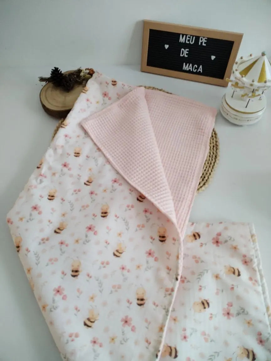 Mantinha Meia-Estação - Waffle Abelhinhas - Meu Pé de Maçã