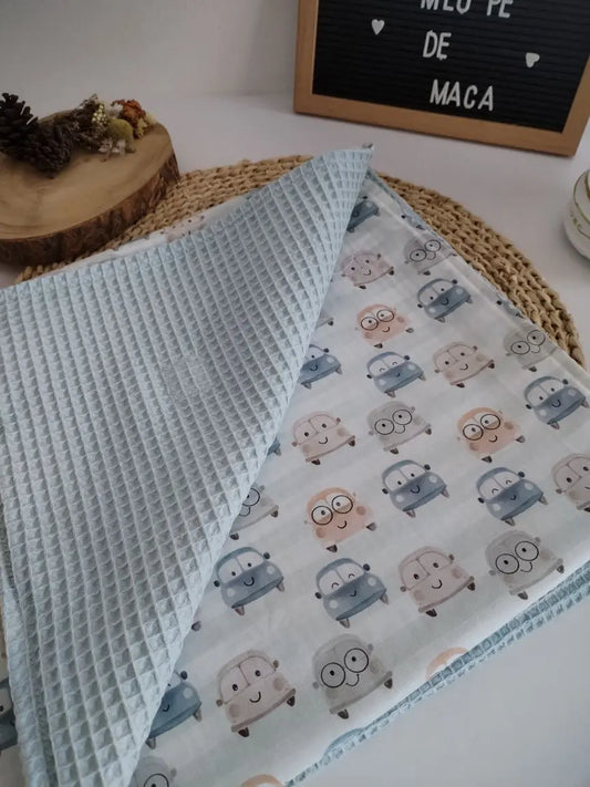 Mantinha Meia-Estação - Carrinhos com waffle azul claro Meu Pé de Maçã