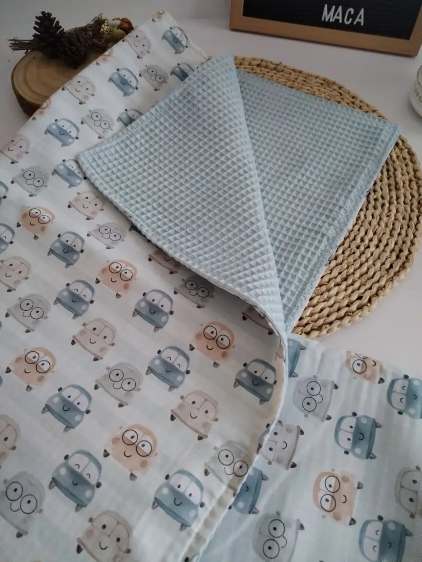Mantinha Meia-Estação - Carrinhos com waffle azul claro Meu Pé de Maçã