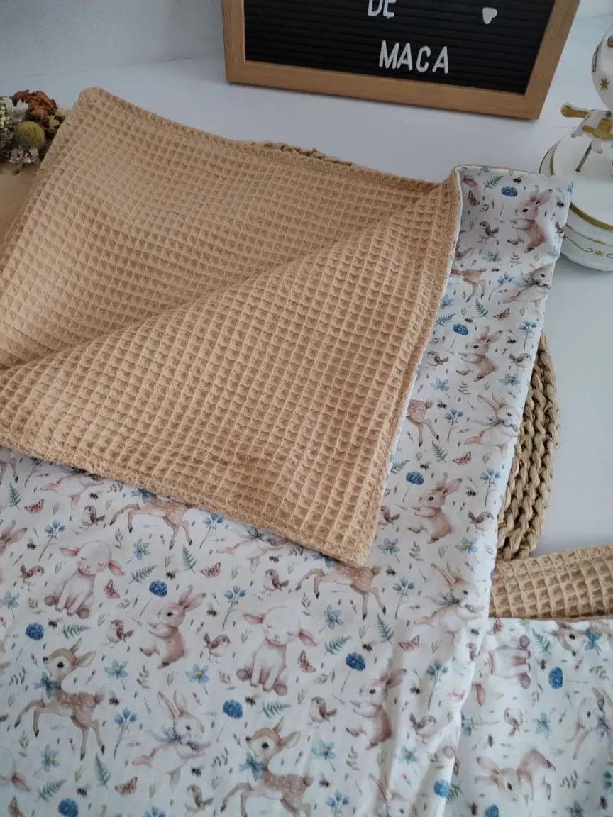 Mantinha Meia-Estação - Animais do Bosque com Waffle Bege Meu Pé de Maçã