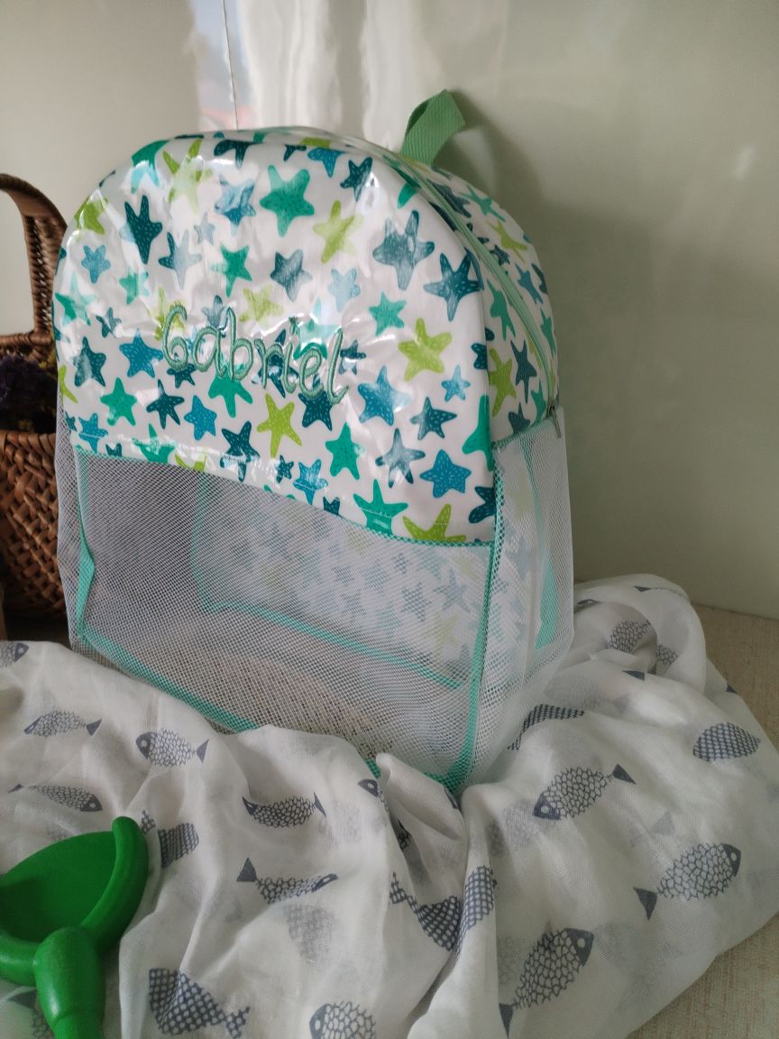 Detalhe bordado nome mochila praia anti-areia