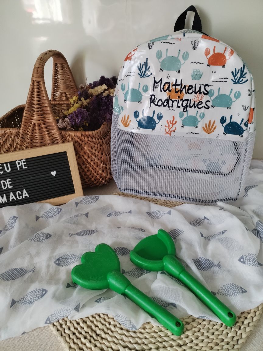 Detalhe bordado nome mochila praia anti-areia