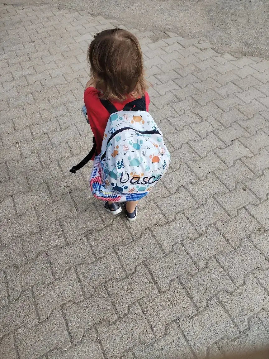 Mochila praia infantil com rede na base para escorrer areia – feita à mão Portugal

