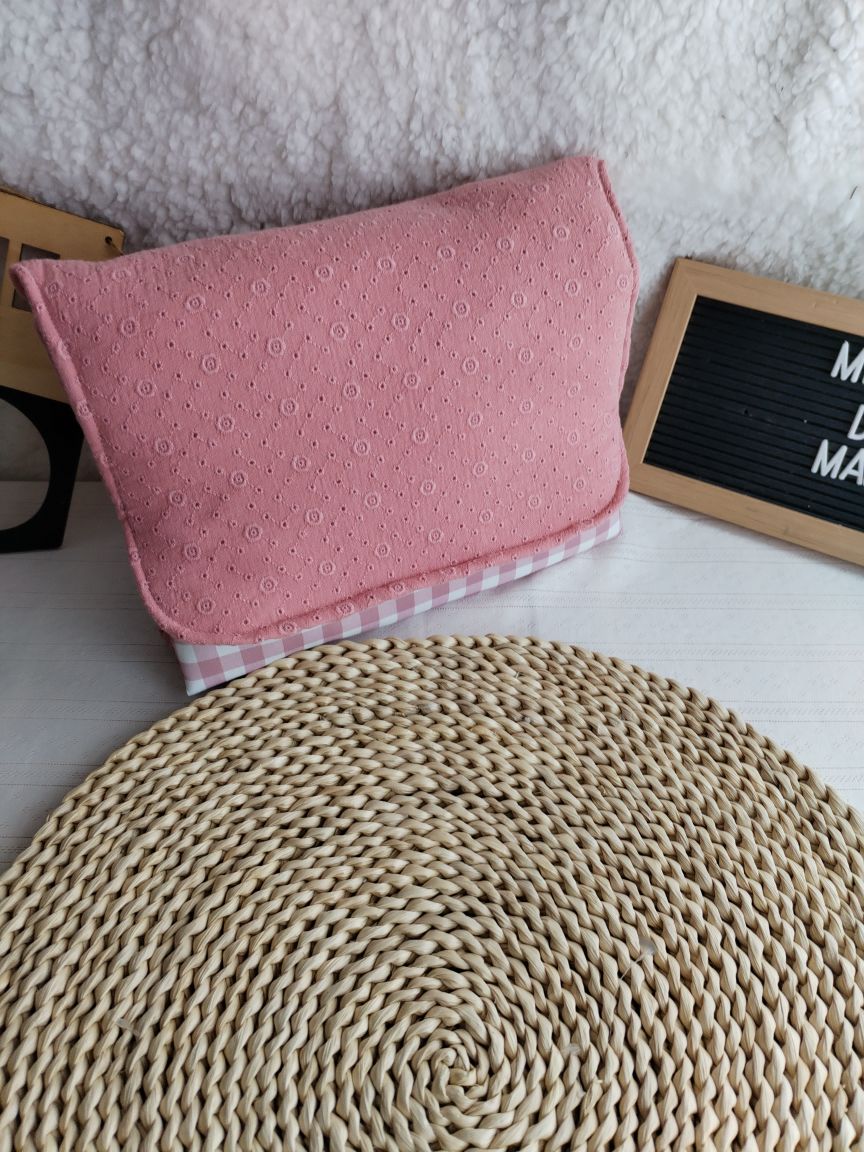 Conjunto Bolsa fraldas e toalhitas, muda fraldas e porta documentos - Musselina Bordada Floral Rosa Velho Escuro