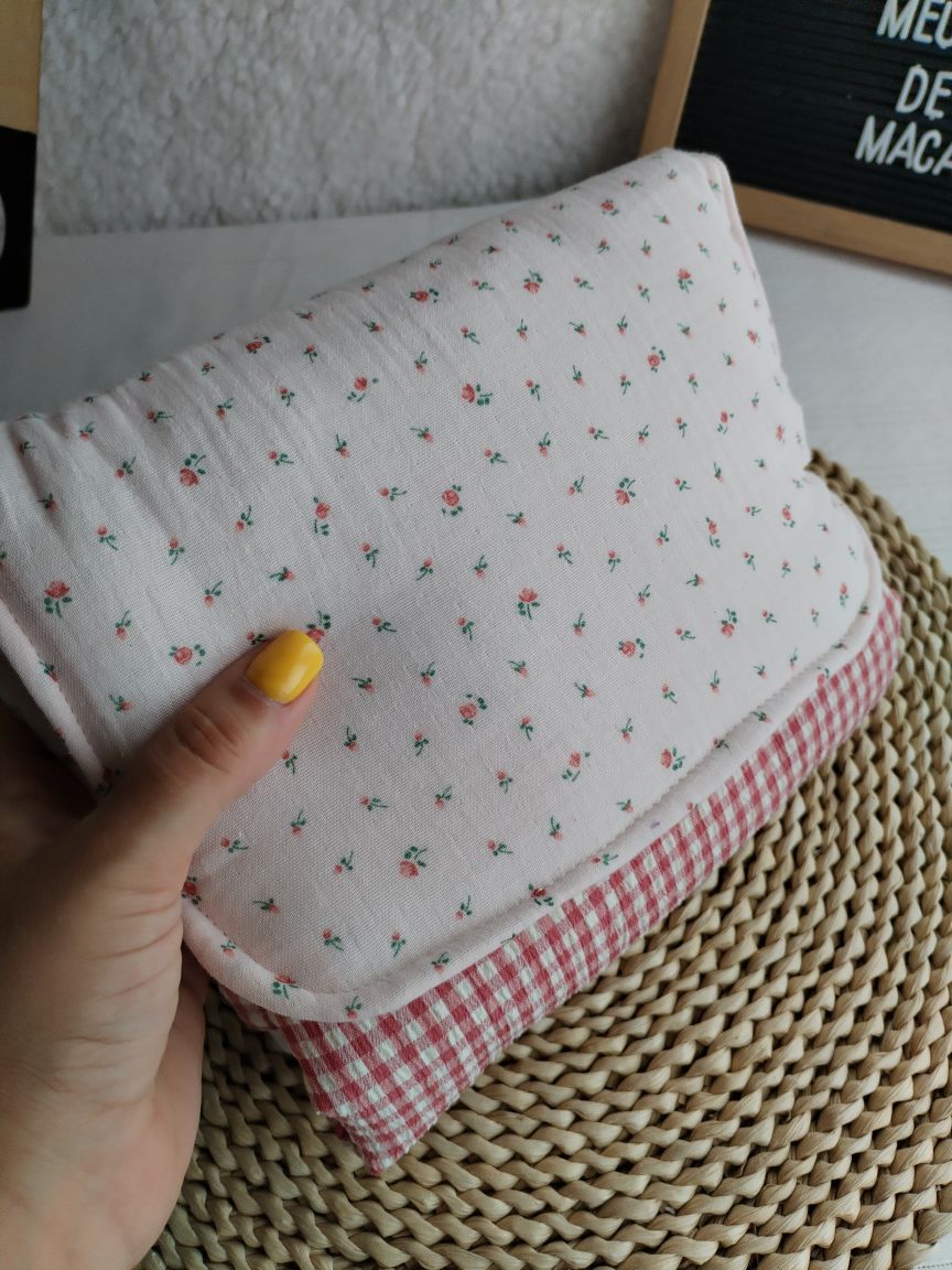 Conjunto Bolsa fraldas e toalhitas, muda fraldas e porta documentos - Musselina Floral Rosa