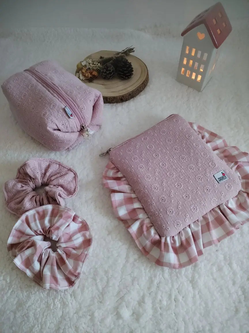Conjunto Necessaire + Scrunchies + Bolsa para E-reader – Musselina Bordada Rosa Velho - Meu Pé de Maçã 