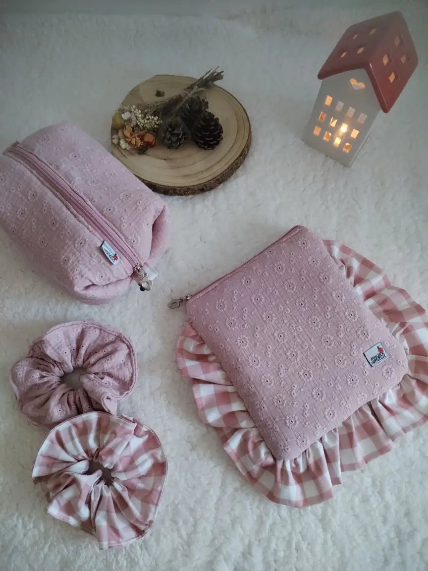 Conjunto Necessaire + Scrunchies + Bolsa para E-reader – Musselina Bordada Rosa Velho - Meu Pé de Maçã 