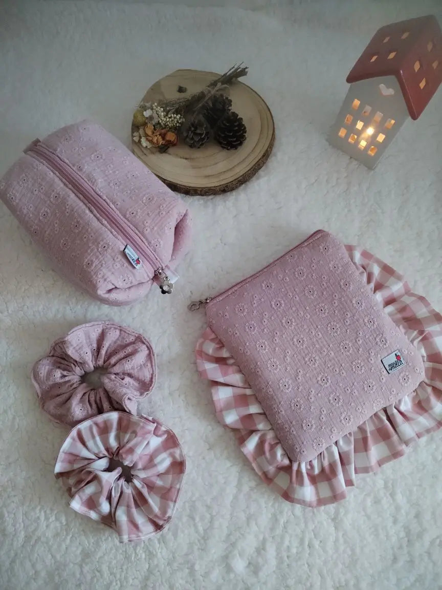 Conjunto Necessaire + Scrunchies + Bolsa para E-reader – Musselina Bordada Rosa Velho - Meu Pé de Maçã 