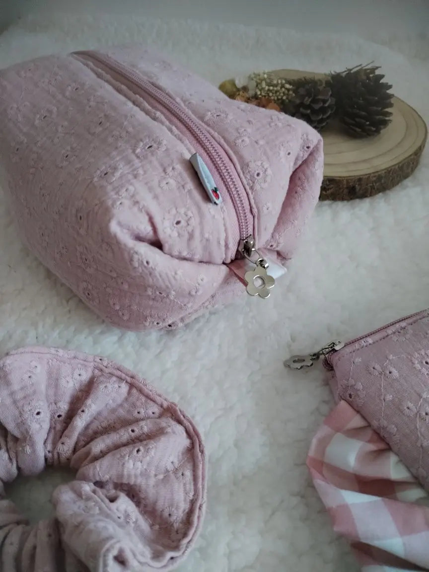 Conjunto Necessaire + Scrunchies + Bolsa para E-reader – Musselina Bordada Rosa Velho - Meu Pé de Maçã 